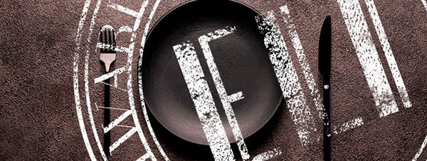 Schwarzes Tischgedeck mit überlagertem weiß transparenten ELI-Stempel