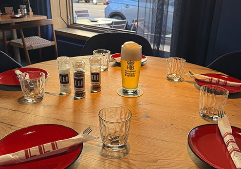 Tischszene mit Tegernseer Naturtrüb und Gläsern