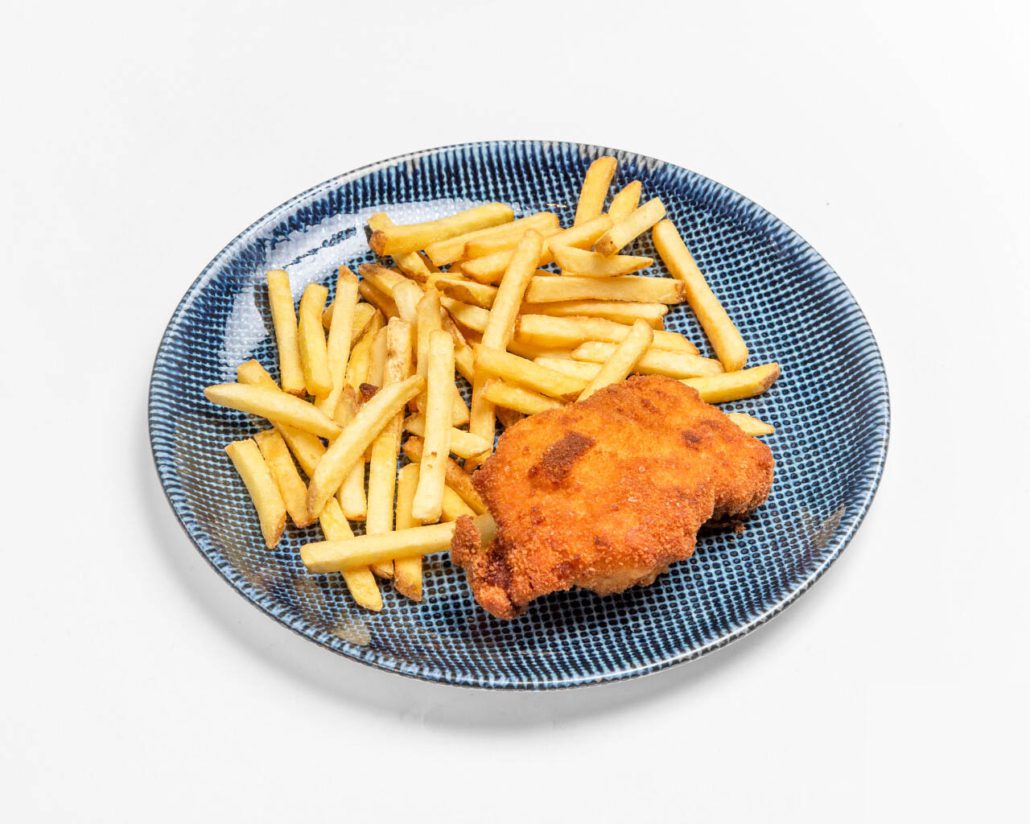 Eli’s Cordon Bleu – gefüllt mit Büffelmozzarella und Tiroler Speck, dazu Pommes Frites