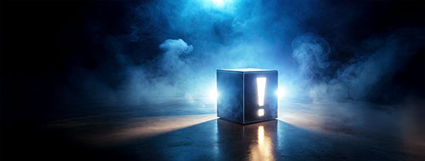 Leuchtender Würfel mit Ausrufezeichen in mystischer Rauchatmosphäre