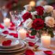 Festlich gedeckter Tisch mit roten und weißen Rosen, Kerzen und Gläsern für ein Valentins-Dinner im ELI