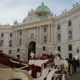 Pferdekutsche vor historischer Schlossfassade in Wien als stimmungsvolles Motiv für das Kaiserliche Dinner.