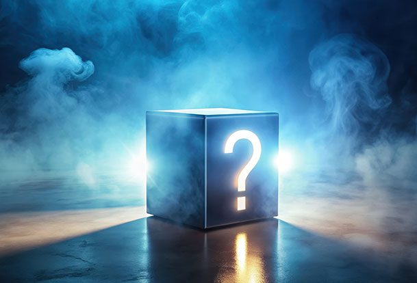 Leuchtender Würfel mit Fragezeichen in mystischer Rauchatmosphäre als Symbol für das Pub Quiz.