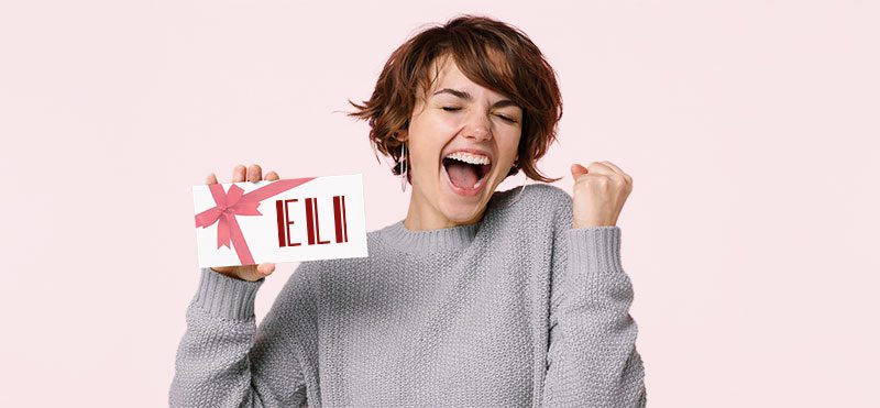 Frau, die sich über einen ELI-Geschenkgutschein freut