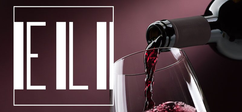 BOX-wine ELI - wine & dine - Rotwein wird aus schwarzer Flasche ins Glas eingeschenkt