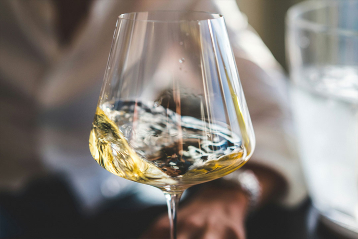 Weißwein zum Dinner im ELI Schwabing München