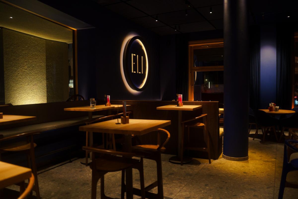 Moderne Sitzbereiche und Lounge-Ambiente im Restaurant ELI Schwabing.
