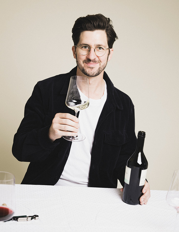 Sommelier Christian Hiery mit Weinglas und Weinflasche